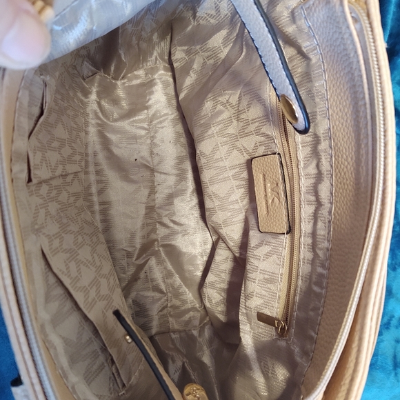 Michael Kors Shoulder or Tote Bag. Used like New. - Picture 7 of 7
